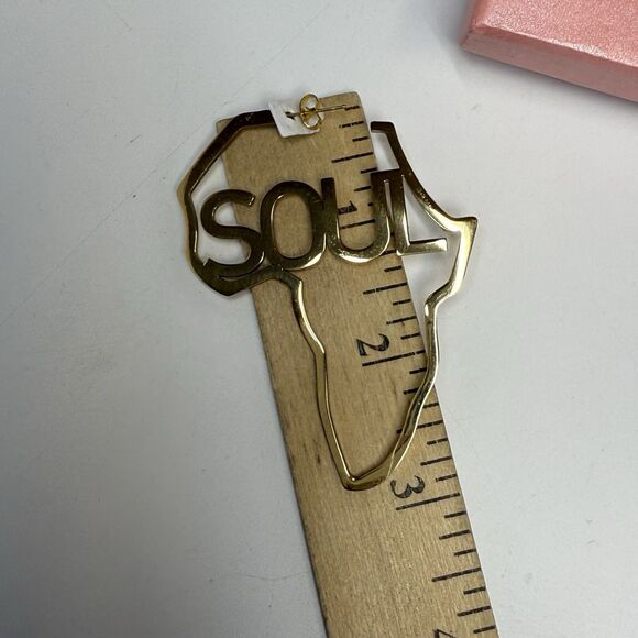 Izzy & Live Gold Tone “SOUL” Africa Shaped Hoop Earrings New - Picture 6 of 7